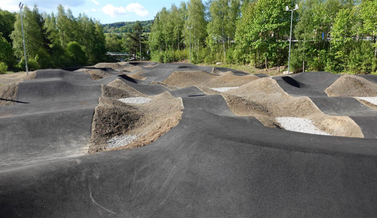Vimperk otevřel pumptrackovou dráhu, je jedna z největších v republice