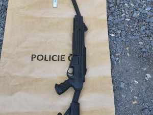 V autě měl několik zbraní, skončil v nemocnici. Policisté popsali hon na nebezpečného muže