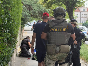 V autě měl několik zbraní, skončil v nemocnici. Policisté popsali hon na nebezpečného muže
