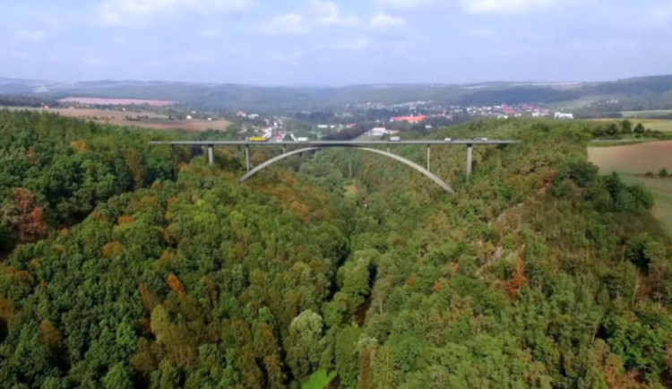 ŘSD začalo stavět 5,6 km obchvatu Plas. Součástí bude i nejvyšší silniční most v ČR