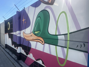 FOTO: Z šedé zdi je obří galerie. V Praze vzniká jeden z největší muralů v Evropě