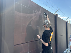 FOTO: Z šedé zdi je obří galerie. V Praze vzniká jeden z největší muralů v Evropě