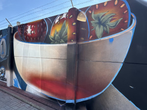 FOTO: Z šedé zdi je obří galerie. V Praze vzniká jeden z největší muralů v Evropě