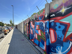 FOTO: Z šedé zdi je obří galerie. V Praze vzniká jeden z největší muralů v Evropě