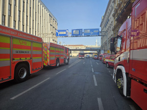 Hořela střecha hotelu v centru Prahy, hasiči vyhlásili třetí stupeň poplachu