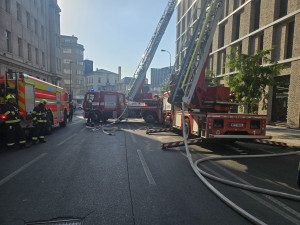 Hořela střecha hotelu v centru Prahy, hasiči vyhlásili třetí stupeň poplachu
