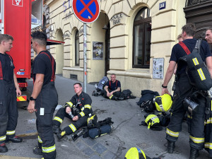 Hořela střecha hotelu v centru Prahy, hasiči vyhlásili třetí stupeň poplachu