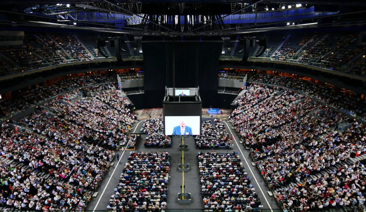 Plná O2 arena, křty v bazénu, kolaps klimatizace. Podívali jsme se na sjezd Jehovistů