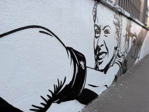 Zesnulou influencerku Mínu připomíná ve Vysočanech nový mural