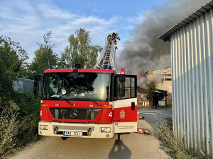 VIDEO: V Praze hoří sklad s oblečením, vyhlášen je třetí stupeň poplachu