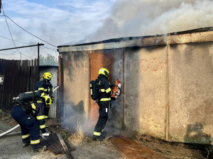 VIDEO: V Praze hoří sklad s oblečením, vyhlášen je třetí stupeň poplachu