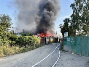 VIDEO: V Praze hoří sklad s oblečením, vyhlášen je třetí stupeň poplachu