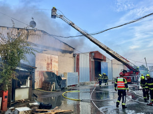 VIDEO: V Praze hoří sklad s oblečením, vyhlášen je třetí stupeň poplachu