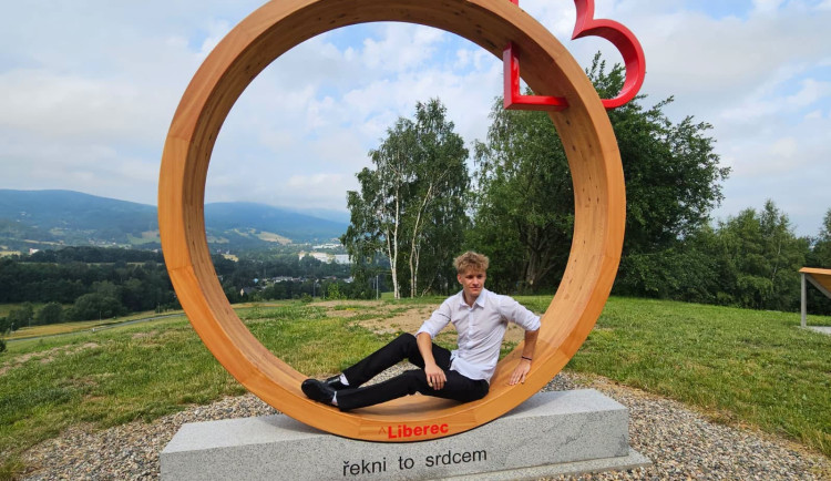 Fotka ve Vesci v kruhu se srdcem a výhledem na Ještěd. Díky novému fotopointu