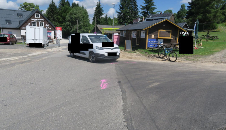 Vážná nehoda v Janově: Cyklista při snaze zabránit střetu s autem přeletěl řídítka, letěl pro něj vrtulník