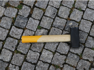 Muž si vzal kladivo a vyřádil se na sochách u Rudolfina. Zasadil jim přes dvacet ran