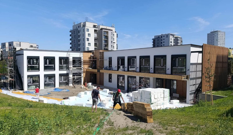 Poblíž metra Kolbenova začali stavět novou mateřskou školu