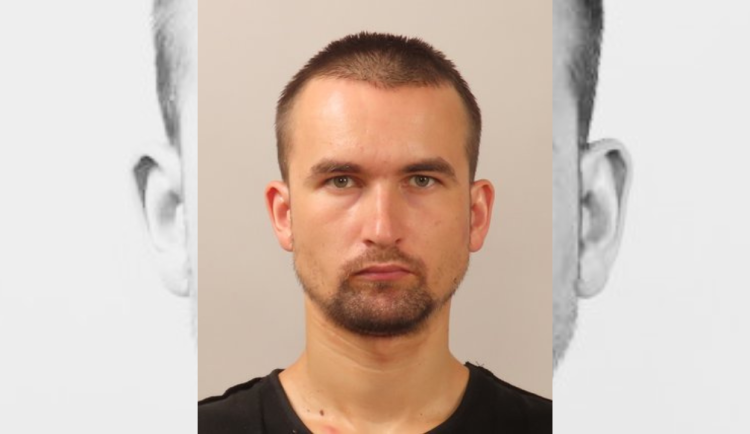 Osmadvacetiletý muž se obnažoval před dětmi. Policie pátrá po svědcích