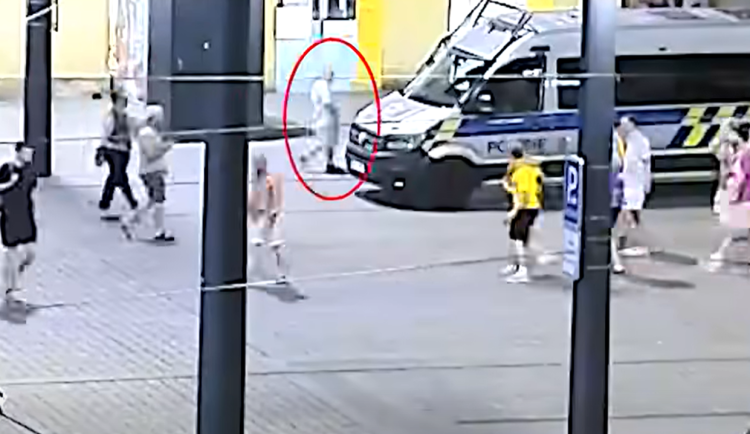 Foto ze bezpečnostní kamery.