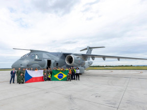 V Praze přistál první ze dvou transportních letounů Embraer pro českou armádu