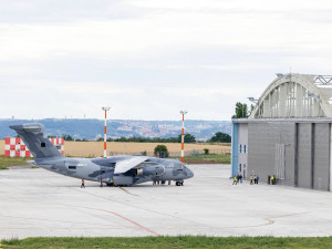 V Praze přistál první ze dvou transportních letounů Embraer pro českou armádu