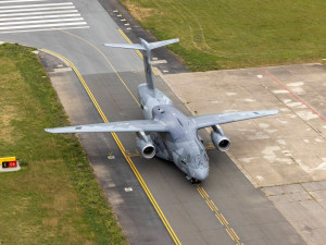 V Praze přistál první ze dvou transportních letounů Embraer pro českou armádu
