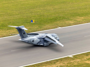 V Praze přistál první ze dvou transportních letounů Embraer pro českou armádu