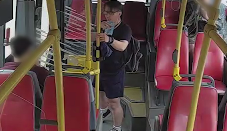 VIDEO: Rozbil dveře busu a utekl. Policisté hledají vandala s pitíčkem