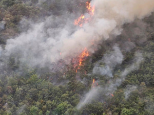 S požáry ve Francii bojují i dva letečtí záchranáři z Prahy