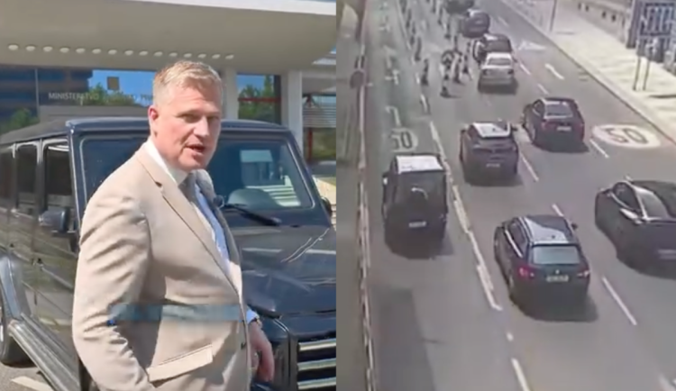 Podle videa jel Turek v odbočovacím pruhu rovně.