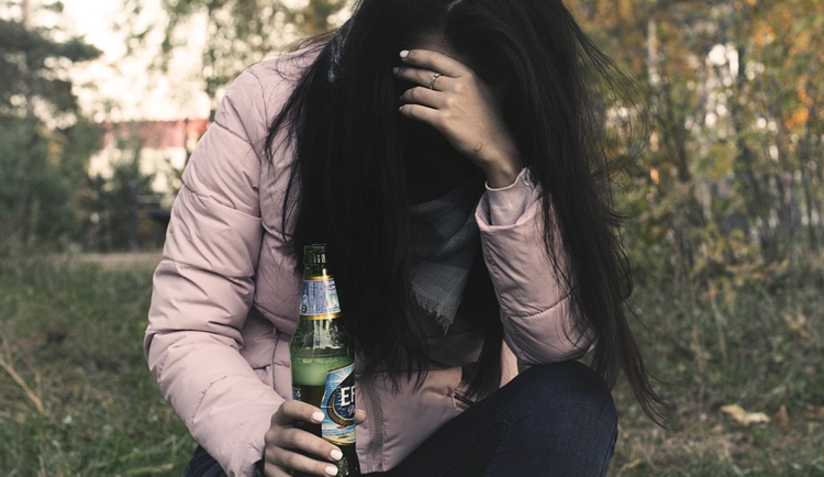 Policisté na Pelhřimovsku kontrolovali alkohol u mladých, dívka měla tři promile