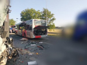 U Prahy se srazily dva autobusy, na místo letěl vrtulník