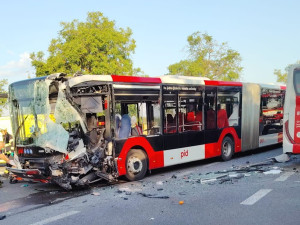 U Prahy se srazily dva autobusy, na místo letěl vrtulník