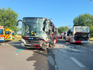U Prahy se srazily dva autobusy, na místo letěl vrtulník