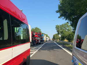 U Prahy se srazily dva autobusy, na místo letěl vrtulník