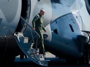 FOTO: Armáda si převzala první dopravní letoun Embraer. Podívejte se, jak vypadá uvnitř