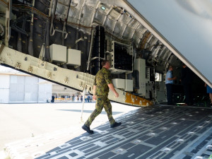 FOTO: Armáda si převzala první dopravní letoun Embraer. Podívejte se, jak vypadá uvnitř
