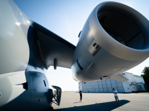 FOTO: Armáda si převzala první dopravní letoun Embraer. Podívejte se, jak vypadá uvnitř