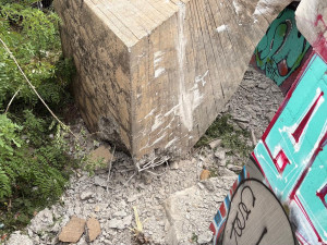 U Barrandovského mostu se zřítila slavná plastika, kusy popadaly na cyklostezku