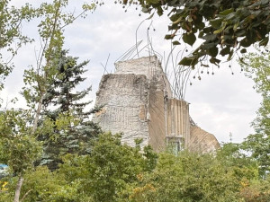 U Barrandovského mostu se zřítila slavná plastika, kusy popadaly na cyklostezku