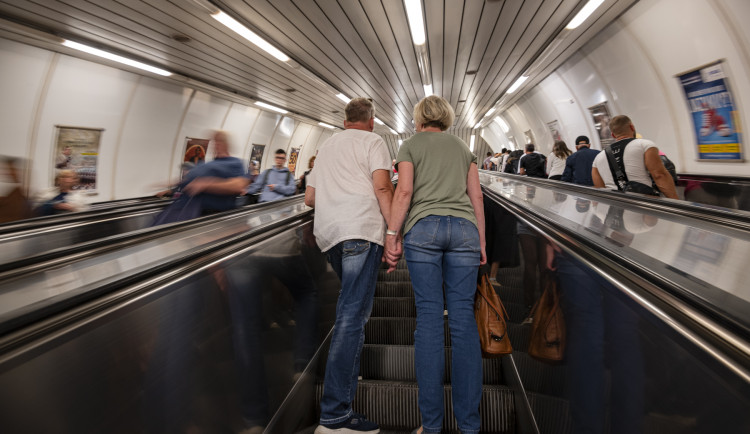 Praha 4 požaduje u polikliniky a úřadu eskalátor do metra. Dolů vedou prudké schody