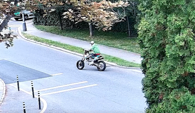 VIDEO: Zloděj vnikl do podzemních garáží v Praze 6 a ukradl závodní krosový speciál za 400 tisíc