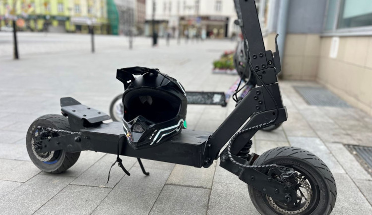 Praha spustila kontroly elektroaut včetně kol a koloběžek. Více než třetina neobstála