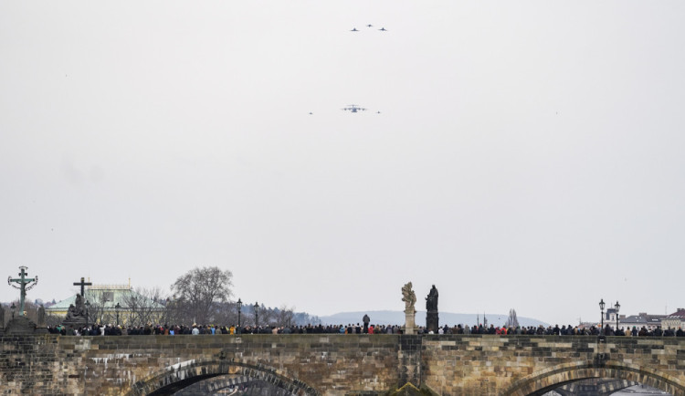 Pražané se mají na co těšit. Nad hlavním městem ve středu přeletí stíhačky JAS 39 Gripen