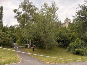 Zřícenou plastiku Rovnováha nahradí přesná replika, bude ze speciálního betonu