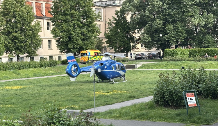 Vrtulníky teď musí přistávat v Zítkových sadech.