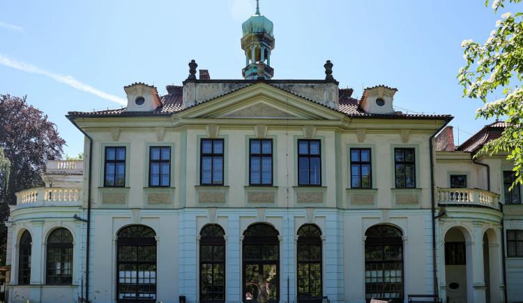 Zámek Veleslavín koupí Praha od státu, rekonstruovat ho bude Šestka.
