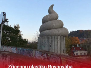 Pražané vtipkují o zřícené plastice. Místo repliky chtějí bustu Jiřího Káry