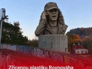 Pražané vtipkují o zřícené plastice. Místo repliky chtějí bustu Jiřího Káry
