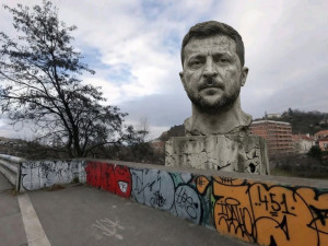 Pražané vtipkují o zřícené plastice. Místo repliky chtějí bustu Jiřího Káry